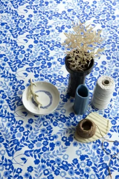 Tafelzeil Lola - 140x200cm - Wallflower Heavenly Blue -Interieurdecoratie Winkel tafelzeil lola 140x200cm wallflower heavenly blue 787x1181 648095b2a167b l