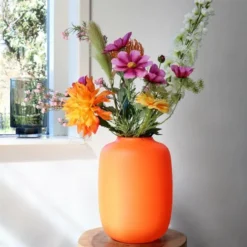 Vaas Artic M Neon Oranje -Interieurdecoratie Winkel vaas artic d25h35cm neon oranje 600x600 64a3f20244c60 l